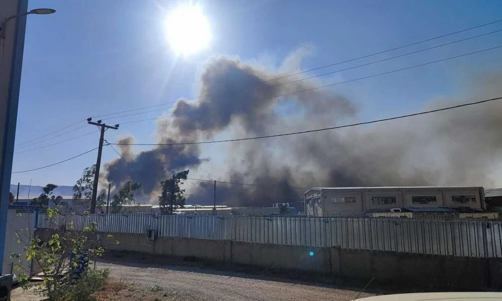 Ασπρόπυργος: Υπό μερικό έλεγχο η φωτιά σε χαμηλή βλάστηση - Σηκώθηκαν 2 ελικόπτερα
